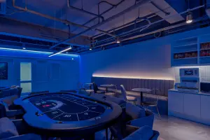 편의시설 갖춘 모던 홀덤펍 라운지 공간